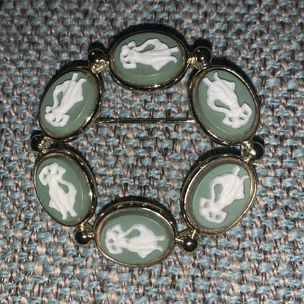 VINTAGE CAMEO BROOCH silver-toned. Cameos look green but they’re blue - Picture 1 of 3